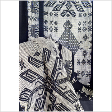 Beautiful Indonesian hill tribe home decor, boho fabric natural ethnic tapestry, Sumba Pahikung black white traditional handwoven tribal cotton textile runner EW35